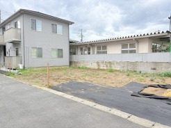 周辺環境と調和する穏やかな街並みに位置し、日々の暮らしに安らぎを感じられる住まいやすい立地です。
