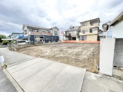 閑静な住宅街の一角に位置し、理想の住まいをゼロから描き出せる広々とした空間です。