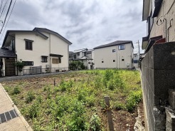 周囲に溶け込む落ち着いた立地で、思い思いの暮らしを形にできる広々とした空間です。