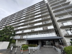 街並みに溶け込む洗練された佇まいが、日々の暮らしに安心感と落ち着きをもたらしてくれる住まいです。