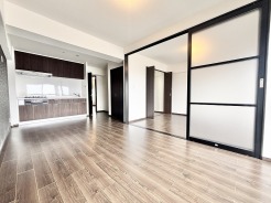 洗練されたダークトーンの建具がアクセントとなり、落ち着きのあるモダンで上質な空間を演出しています。