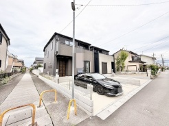 洗練されたダークトーンの外観が街並みに馴染み、落ち着きのある佇まいを演出しています。