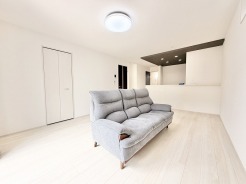 洗練された配色が空間に広がりを生み、日々の暮らしに心地よい調和と穏やかな時間をもたらします。