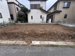 理想の暮らしをゼロから描き出せる、整えられた落ち着きのある敷地です。