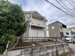 街並みに穏やかに溶け込み、日常に静かな安らぎをもたらしてくれる佇まいが魅力です。