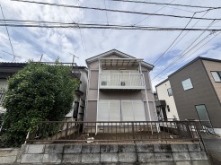 落ち着いた色合いの外壁が街並みに溶け込み、日々の暮らしに安らぎを感じさせる佇まいです。