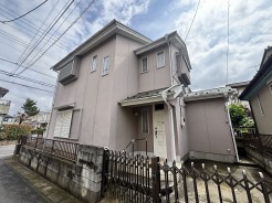 穏やかな街並みに溶け込む、落ち着いた色合いの外観が日々の暮らしに安心感を与えてくれます。