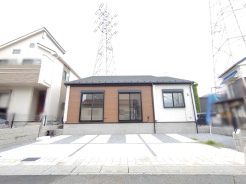 東南角地の50坪、築浅の平屋戸建です。