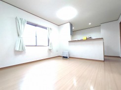 すっきりと整えられた空間は、日々の暮らしに自然と馴染む心地よい開放感をもたらしてくれます。