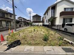 周辺環境と調和する穏やかな街並みに位置し、理想の住まいを叶えるための余白が広がる敷地です。