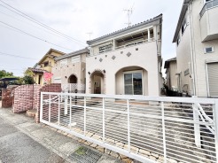穏やかな街並みに溶け込む、端正な佇まいと温かみのある外観デザインが日常に彩りを添えてくれます。