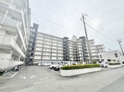 ゆとりある敷地に堂々と佇む住まいは、日々の暮らしに穏やかな安心感をもたらしてくれます。