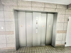 石材の風合いが重厚な落ち着きを感じさせる、日々の暮らしに静かに寄り添う共用空間です。