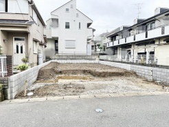 閑静な住宅街の一角にあり、理想の住まいを自由に描くためのフラットな空間が広がっています。