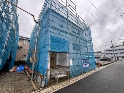 新しい暮らしの始まりを感じさせる、静かな街並みに佇む建築中の建物です。