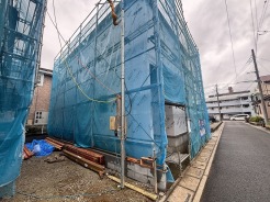 新しい暮らしの始まりを感じさせる、期待と高揚感に包まれた建築進行中の風景です。
