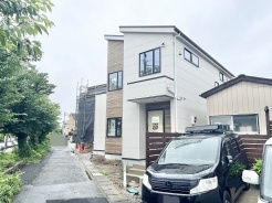 周辺の緑と調和しながら、洗練された印象を与える落ち着いた佇まいの外観です。