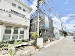 周辺環境に溶け込み、落ち着いた時間が流れる閑静な住宅街の一角です。