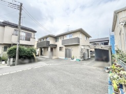 落ち着いた住宅街の雰囲気に溶け込む、日々の暮らしが穏やかに流れる住まいです。