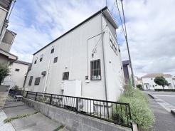 街並みに溶け込む洗練された外観が、静かで穏やかな日常の始まりを予感させてくれます。