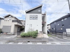 洗練されたシルエットと落ち着いた色合いが、街並みに美しく溶け込む住まいです。