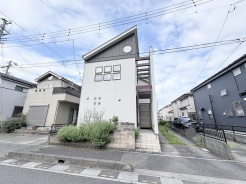 洗練されたフォルムが街並みに馴染む、静かで落ち着いた佇まいが魅力の住まいです。