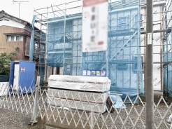 完成に向けて着実に進む建築の現場にて、理想の住まいが形作られる期待が高まるひとときを感じられます。