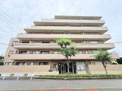 落ち着いた街並みに溶け込む、端正な佇まいと重厚感のある低層のフォルムが心地よい暮らしを予感させます。