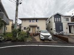 閑静な住宅街に佇む、日々の暮らしに安らぎと落ち着きをもたらす住まい。