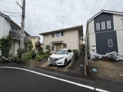 落ち着いた周辺環境に馴染む、日々の生活を穏やかに支える住まいです。