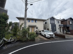 落ち着いた住宅街の雰囲気に馴染む、日々の暮らしを穏やかに包み込む佇まいです。