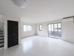 シンプルで無駄のない空間が、日々の暮らしに心地よい開放感とゆとりをもたらしてくれます。