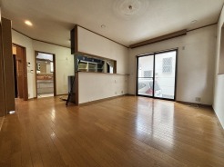 家族の暮らしを穏やかに包み込む、落ち着きと広がりを感じさせるゆとりある空間が広がります。