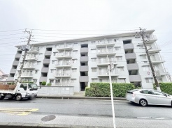 街並みに馴染む落ち着いた佇まいが、日々の暮らしに穏やかな安心感をもたらしてくれます。