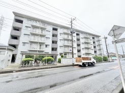 周囲の景観に馴染む落ち着いた佇まいで、日々の暮らしを穏やかに支える住まいです。