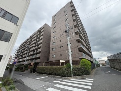落ち着いた色調の外観が街並みに調和し、日々の暮らしに静かな安心感をもたらす佇まいです。