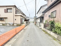 周辺の街並みに溶け込む、静かで穏やかな日常が流れる住環境です。