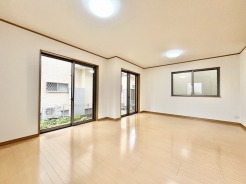 窓辺から穏やかな空気が流れ込み、日々の暮らしに安らぎと開放感をもたらす、心落ち着く住空間です。