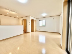 暮らしの細部にまでゆとりを感じさせる、すっきりと開放的で心地よい調和のとれた空間です。