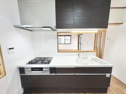 濃淡のコントラストが美しい、洗練された落ち着きと調和を感じさせる空間です。