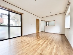 シンプルで心地よい余白を感じる室内は、日々の暮らしに安らぎと落ち着きをもたらしてくれます。