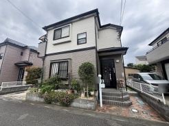 落ち着いた街並みに馴染む、調和のとれた外観が日々の暮らしに心地よさと安らぎをもたらします。