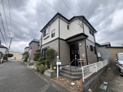 落ち着いた色合いの外壁が街並みに溶け込み、日々の暮らしに安らぎを感じさせる佇まいです。
