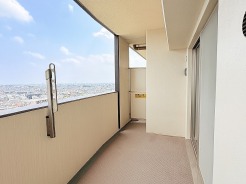 空の広がりを心ゆくまで感じられる開放的な空間で、日常に心地よい風とゆとりを添えてくれます。