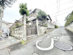 閑静な住宅街に佇み、日々の暮らしに穏やかな落ち着きをもたらしてくれる住まいです。