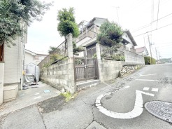 緑の植栽が穏やかな表情を見せる、落ち着いた佇まいの住まいが日々の暮らしを優しく包み込みます。