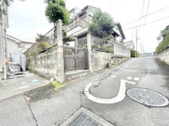 穏やかな時の流れを感じさせる、閑静な住宅街に佇む落ち着いた雰囲気の邸宅です。