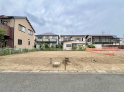 穏やかな住宅街に位置する、これからの暮らしの拠点として自由な設計を描ける更地です。