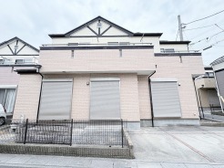 落ち着いた色調が街並みに馴染み、家族の日常を穏やかに包み込む安らぎの住まいです。