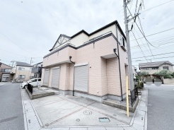 周辺環境と調和する落ち着いた佇まいで、穏やかな日常の始まりを感じさせる外観デザインです。